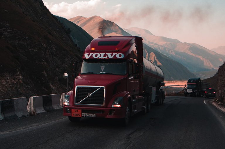 How To Become An HGV Driver Feature image